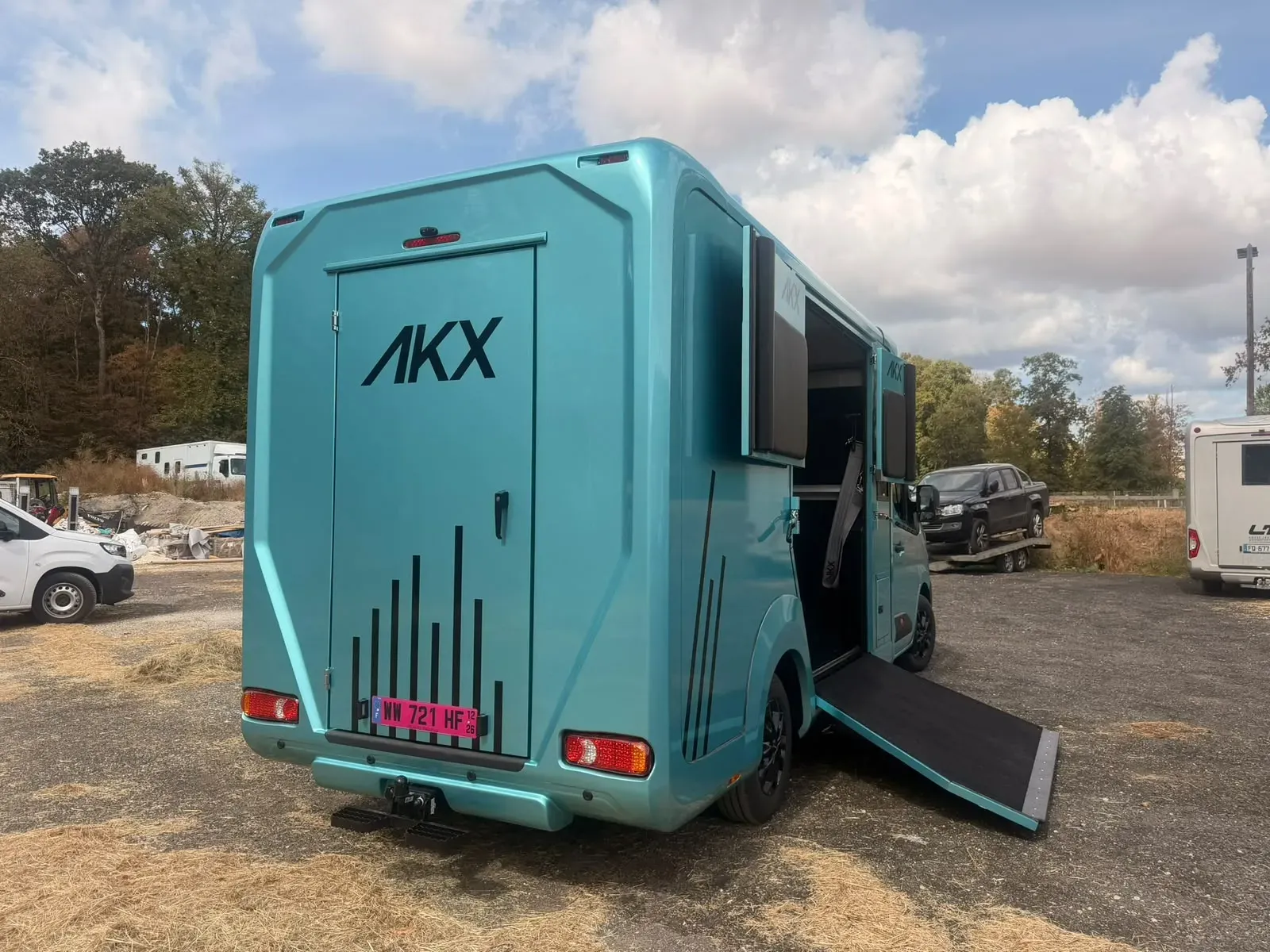 Arrière du camion AKX avec porte, attelage et rampe latérale