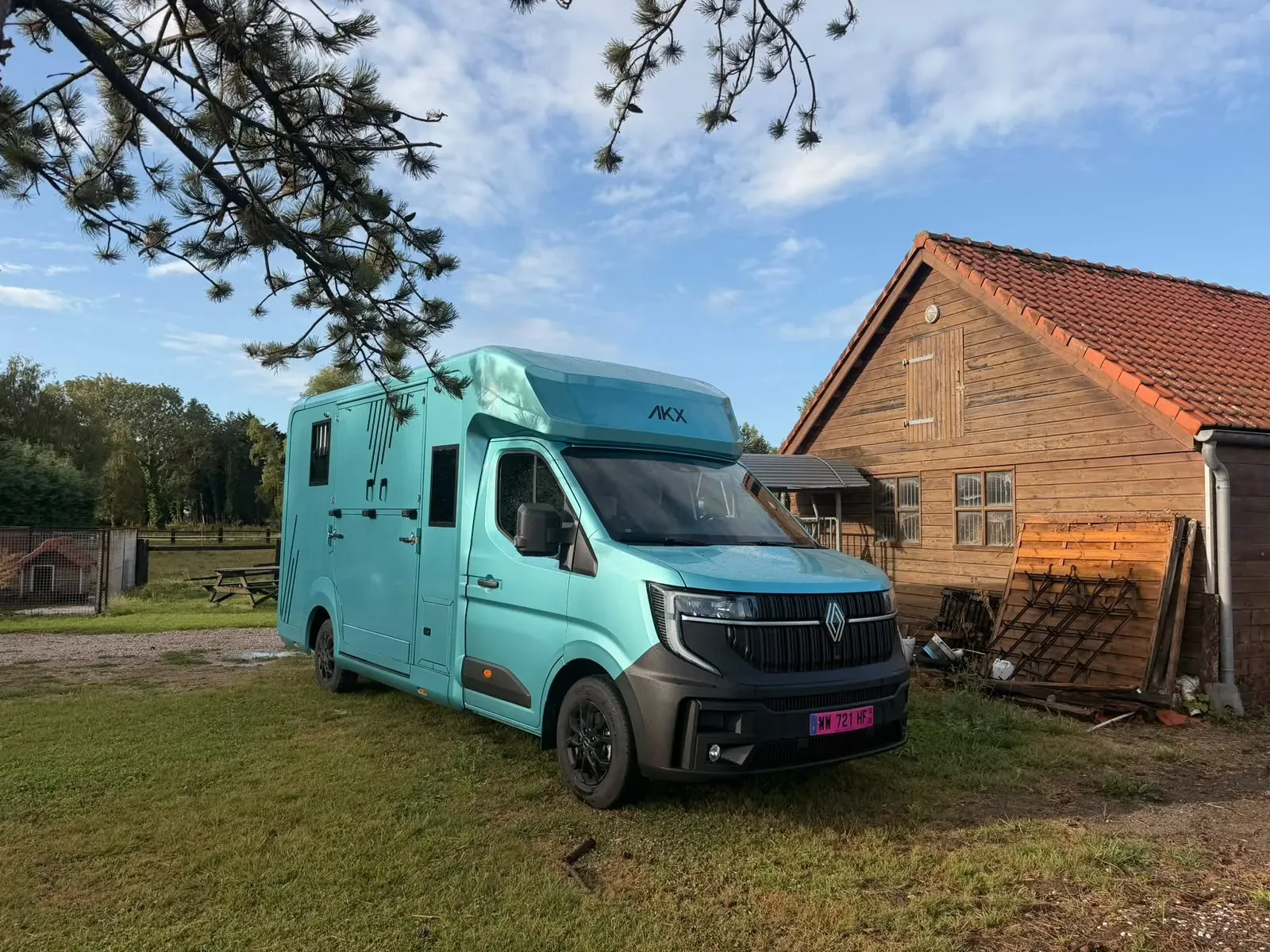 Camion chevaux VL Renault Master AKX 2 chevaux 5 places en location