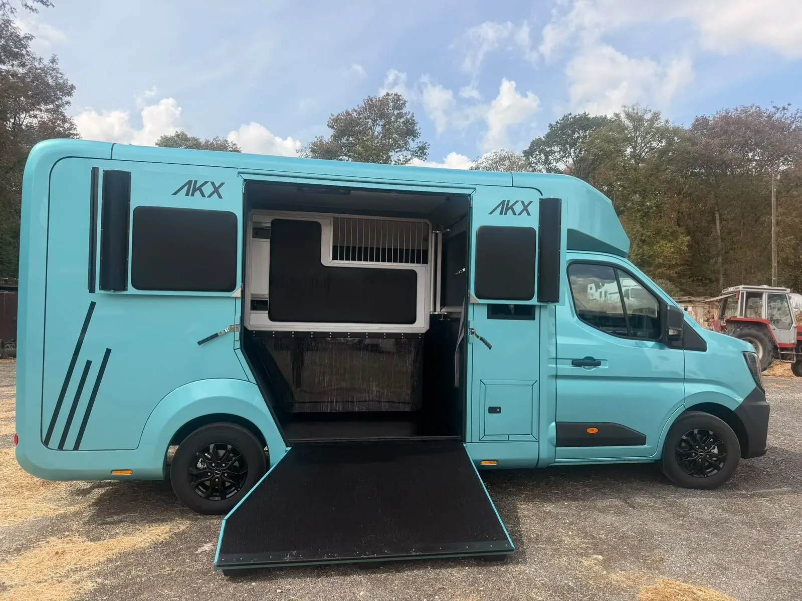 Camion chevaux Master AKX, rampe latérale ouverte